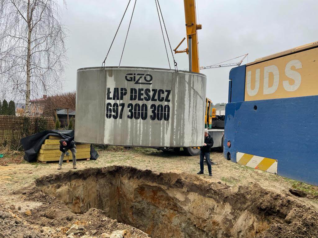 Duży betonowy zbiornik na deszczówkę – montaż podziemny