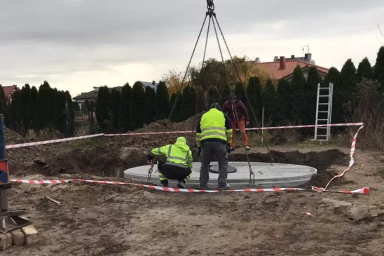 montaż betonowego podziemnego zbiornika na deszczówkę
