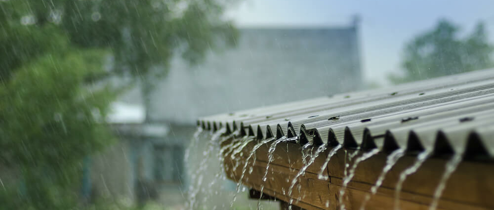 Woda deszczowa spływająca z dachu.