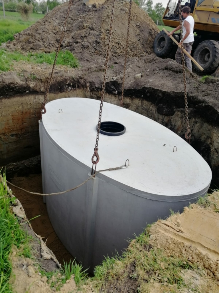 Betonowy zbiornik na deszczówkę umieszczony pod ziemią