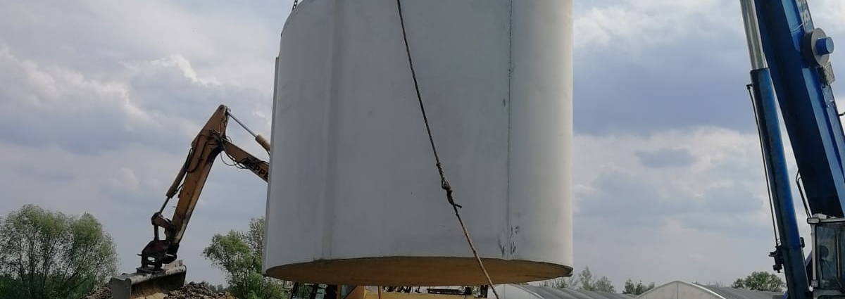 Zbiornik betonowy na deszczówkę na dźwigu